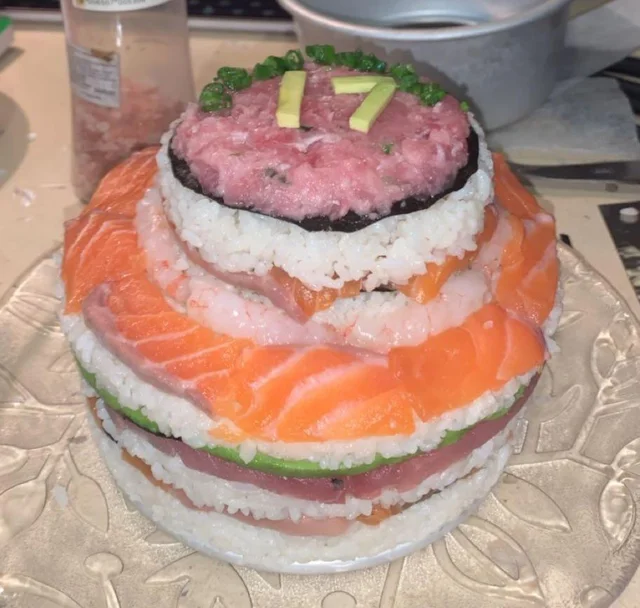 messedupfoods's tweet photo. sushi cake https://t.co/bWtlez4Qbj