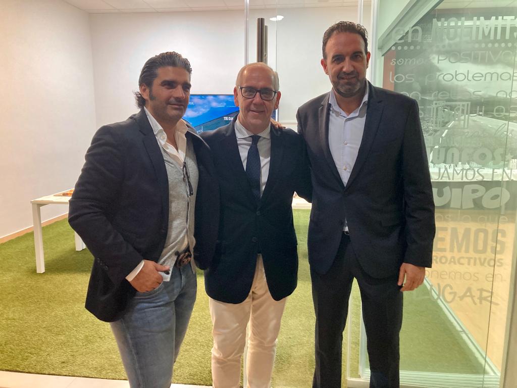 JaenJunta's tweet photo. ↪️ Apoyamos el talento emprendedor
↪️ Impulsamos herramientas para su desarrollo
↪️ Las empresas son parte del motor jiennense
El delegado del Gobierno, @Jesus_Estrella, acompaña a #A3COM en su 20 aniversario.
Esta empresa, nacida en Andújar, da empleo a 40 personas. https://t.co/5K2FPJqlWN