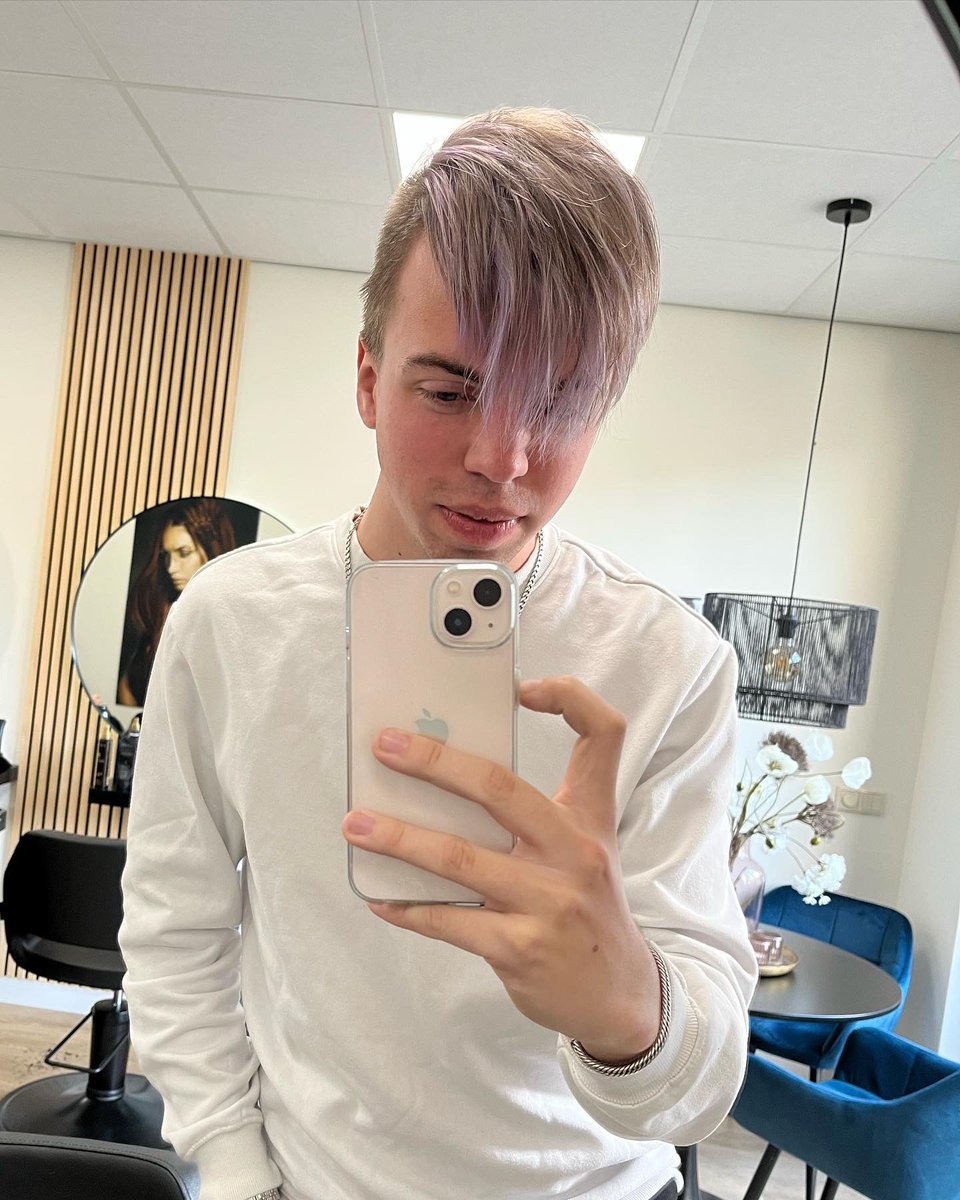 Vandaag nieuwe highlights laten zetten!

Helemaal blij met mijn blonde highlights, met paarse toner. We kunnen weer even vooruit. 

Dankjewel Jolanda! Was weer heerlijk gezellig zo bijna 3,5 uur bij jou in de salon!