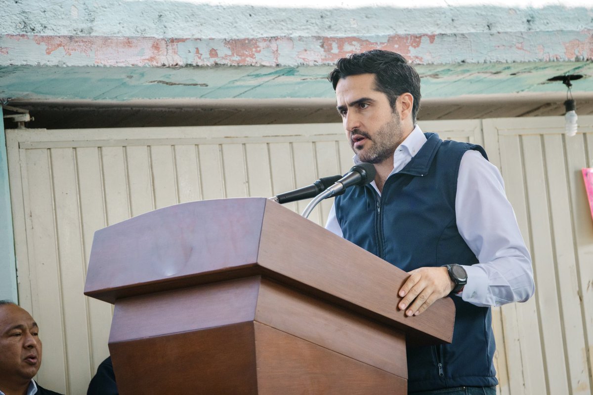 Hoy acompañé al Gobernador <a href="/makugo/">Mauricio Kuri</a> a la colonia Cinco Halcones, a su encuentro con ciudadanos de los municipios de #Querétaro, #Corregidora y #Amealco, en favor de la certidumbre para cada hogar queretano.