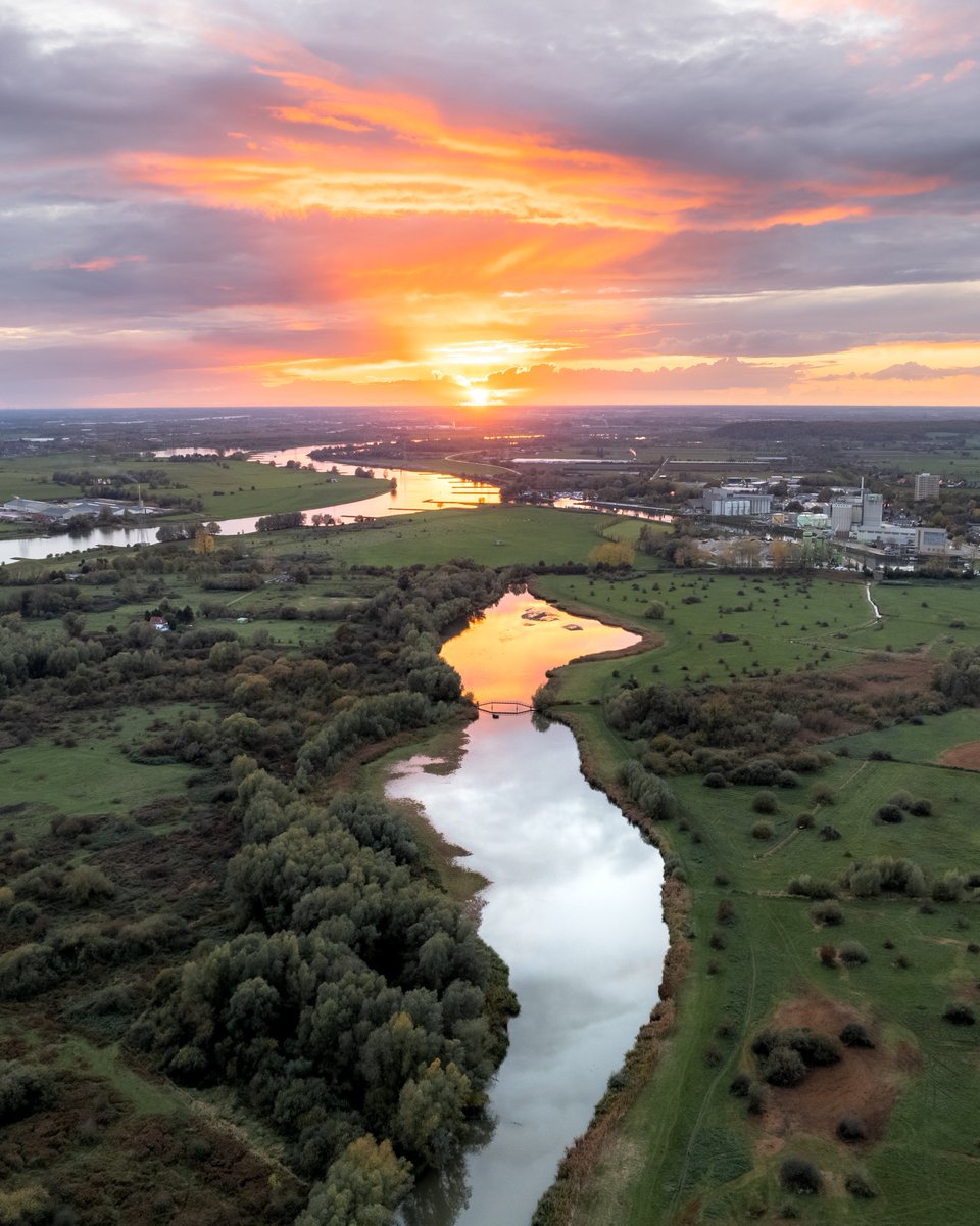 dronewageningen's tweet photo. The lady on fire🔥#ladyonfire #onfire #shapeofyou #wageningen https://t.co/tZfWx7ORLO