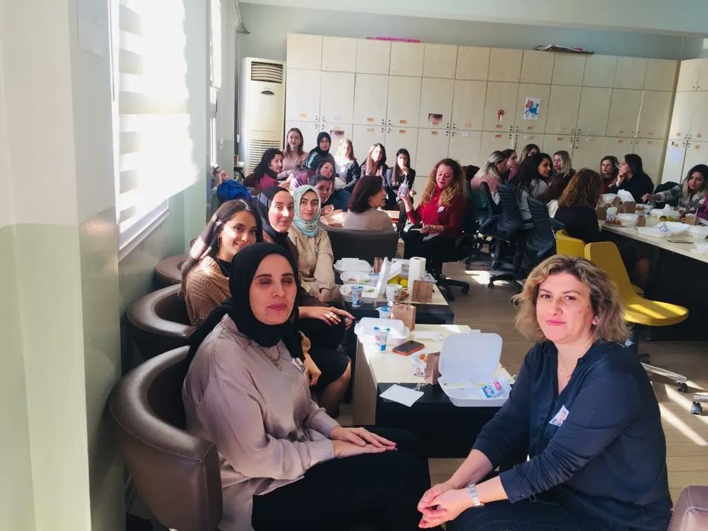 mtal_nene's tweet photo. Öğretmenler günü yemeğimiz merhum öğretmenimiz Erol Şahinkaya nın ailesinin de katılımıyla gerçekleşti. @ipekcam @izmir_ilmem @ilce_mem https://t.co/eWl9QLtZJA