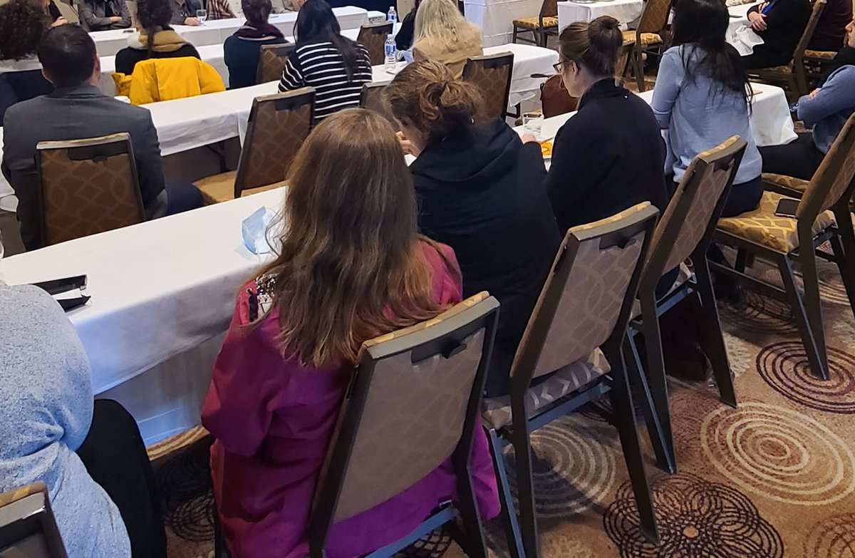 Standing room only at <a href="/CCCForum/">CCCF</a> Women Critical Care physicians in Academic and Community ICUs #CCCF2022 thank you to <a href="/JenniferTsang12/">Jennifer Tsang</a> <a href="/drfoxrob/">Alison Fox-Robichaud, MD</a> Karen Bosma, Carol Redstone, and Margaret Herridge for sharing your wisdom. Beautifully moderated by Shelly Dev