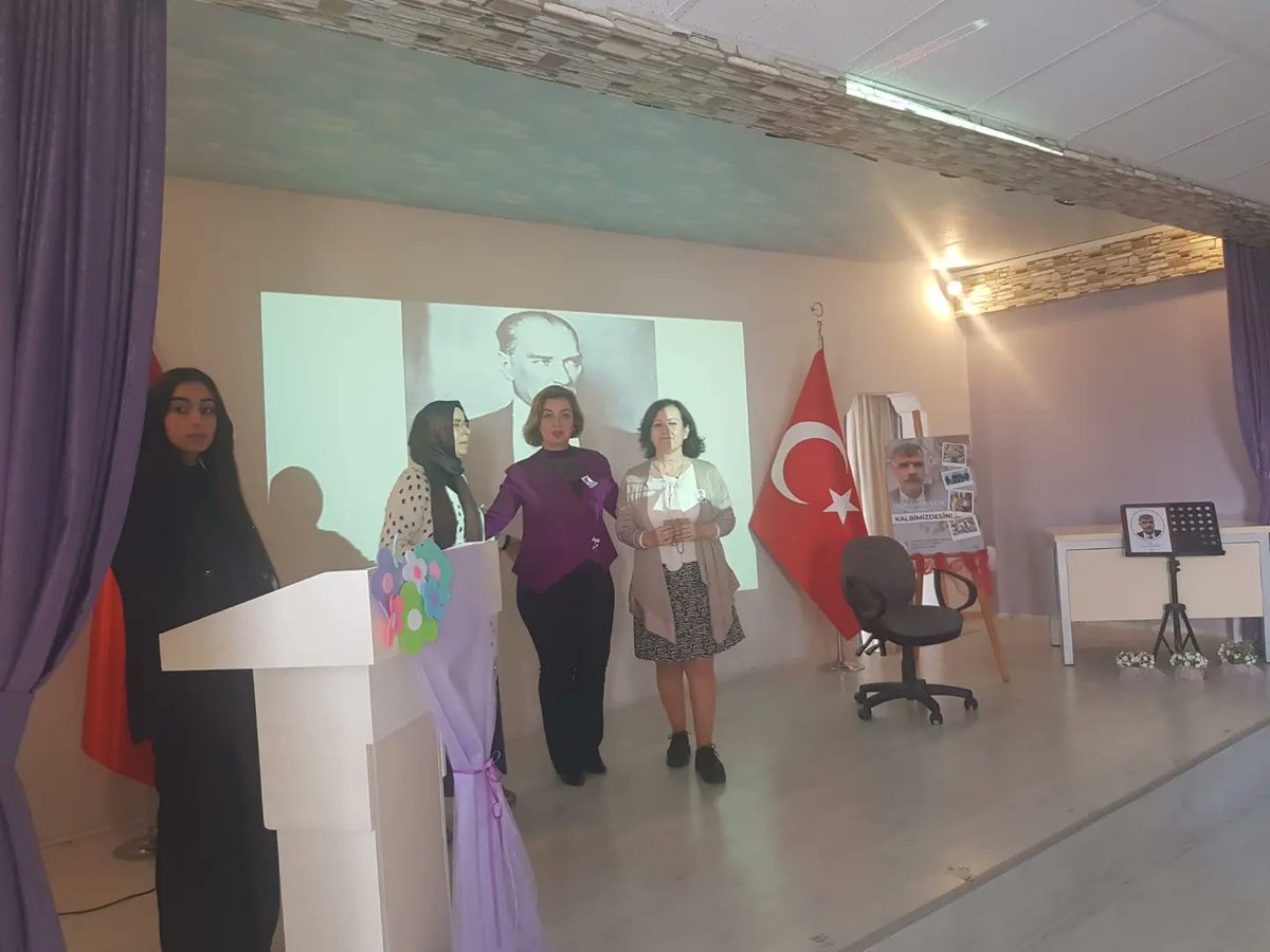 mtal_nene's tweet photo. Rahmetli öğretmenimiz Erol Şahinkaya yı , hepimizin gününde andık.  Öğretmenimizin ruhu için Kuran-ı Kerim tilaveti okundu , Ailesine Anı defteri teslim edildi . @ilce_mem @izmir_ilmem https://t.co/pTF0h4F0HO
