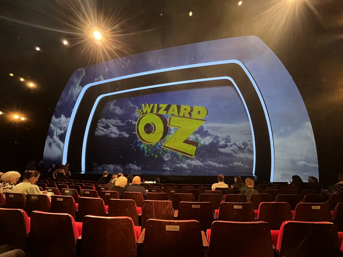 We’re off to see the Wizard <a href="/CurveLeicester/">Curve</a>, hoping that the yellow brick road leads to <a href="/christinashand/">Christina Shand</a> 

#PressNight