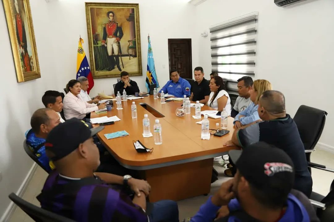 ErnestoLunaPsuv's tweet photo. Me reuní con los representantes del gremio motorizado del estado Monagas con la finalidad de afianzar el apoyo que desde el gobierno regional se les ha brindado.

Los compromisos adquiridos, hermanos, serán cumplidos. 💪 ¡Sigamos venciendo! https://t.co/ulJV0aAIrW