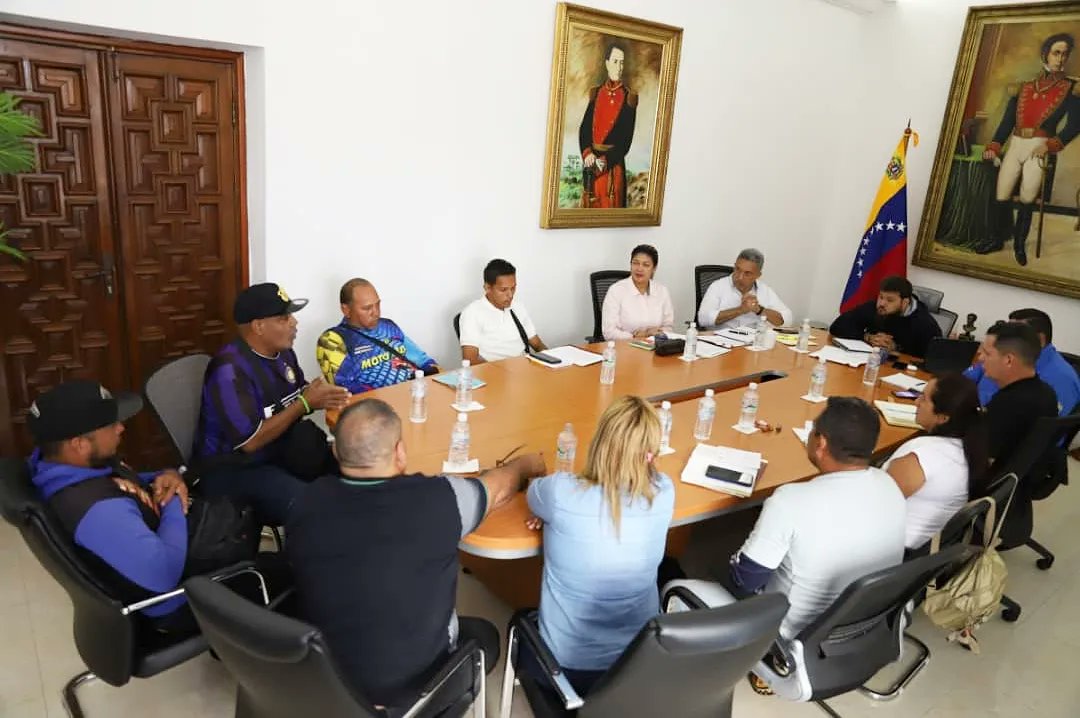 ErnestoLunaPsuv's tweet photo. Me reuní con los representantes del gremio motorizado del estado Monagas con la finalidad de afianzar el apoyo que desde el gobierno regional se les ha brindado.

Los compromisos adquiridos, hermanos, serán cumplidos. 💪 ¡Sigamos venciendo! https://t.co/ulJV0aAIrW