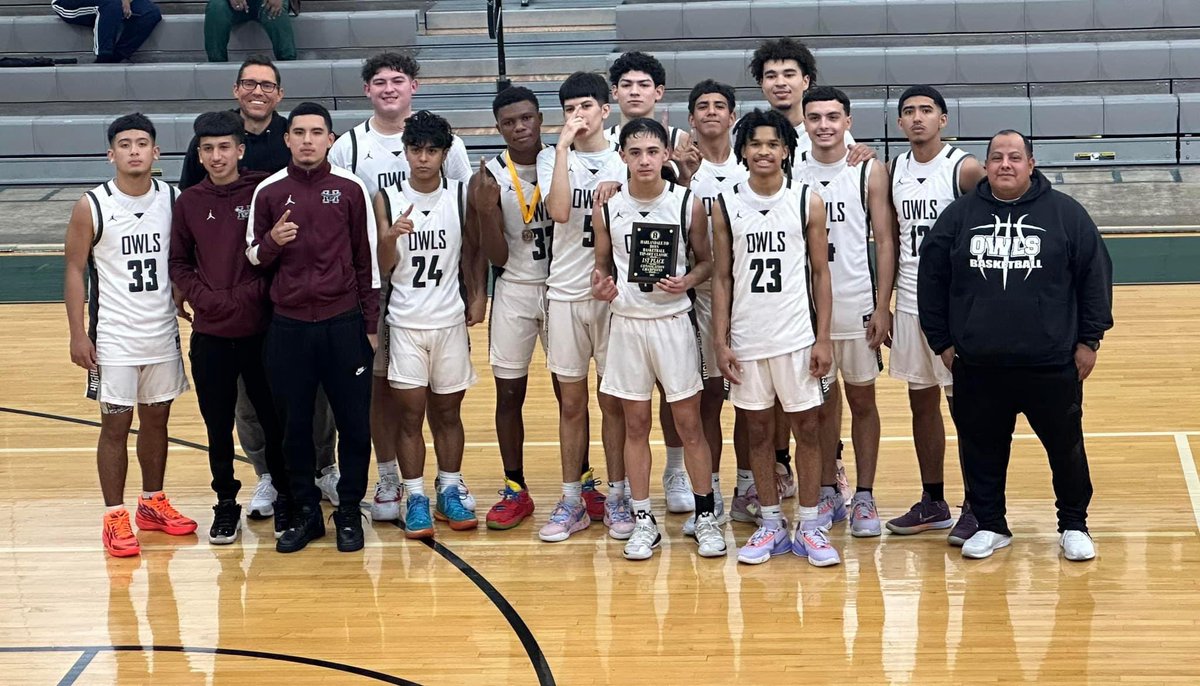 HighlandsOwl's tweet photo. Happy Thanksgiving from Highlands Basketball.  We are thankful to be able to coach such wonderful young men!! https://t.co/tW6CYqJpyB