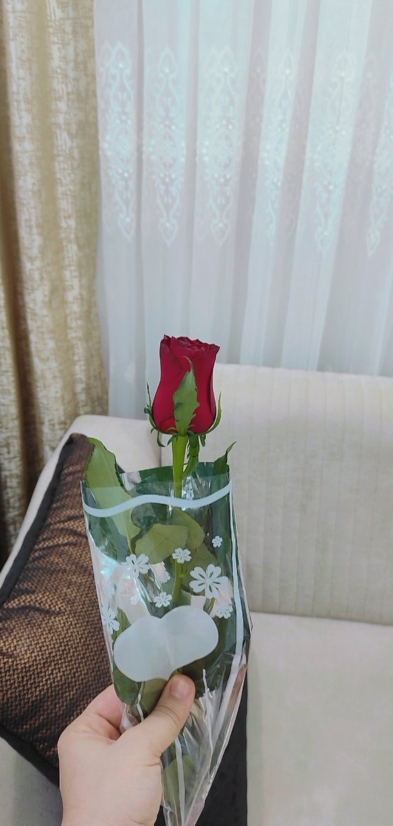 Öğretmen olmasam da çiçek alan bir eşim var 🫶