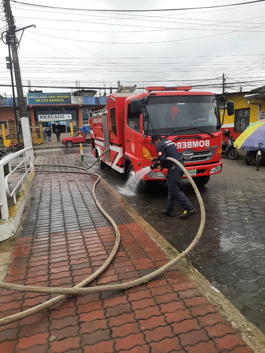 bomberoslosbanc's tweet photo. El cuerpo de bomberos de San Miguel de los Bancos informa que conjuntamente con personal del Gad Municipal De San Miguel De Los Bancos realizan el adecentamiento del parque Central para la mejor presentación de nuestra hermosa ciudad durante las fiestas navideñas y de fin del año https://t.co/M6ugYzrKm0