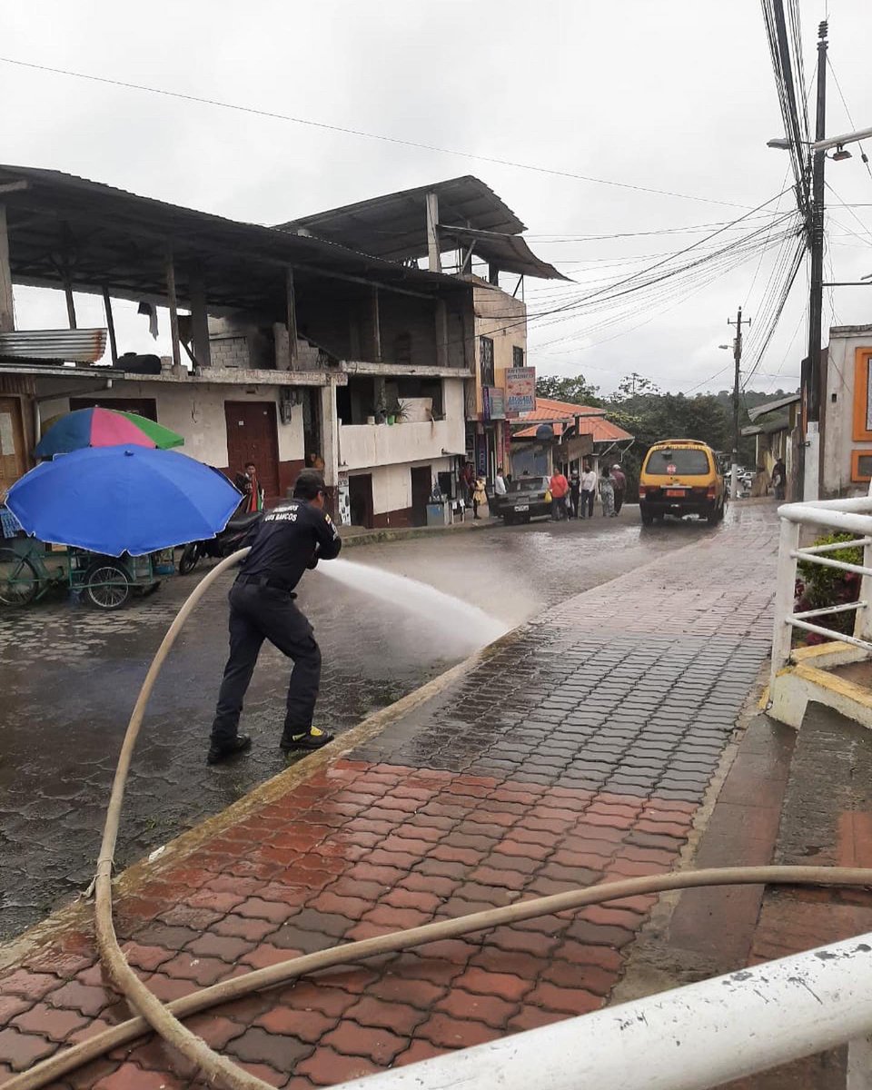 bomberoslosbanc's tweet photo. El cuerpo de bomberos de San Miguel de los Bancos informa que conjuntamente con personal del Gad Municipal De San Miguel De Los Bancos realizan el adecentamiento del parque Central para la mejor presentación de nuestra hermosa ciudad durante las fiestas navideñas y de fin del año https://t.co/M6ugYzrKm0