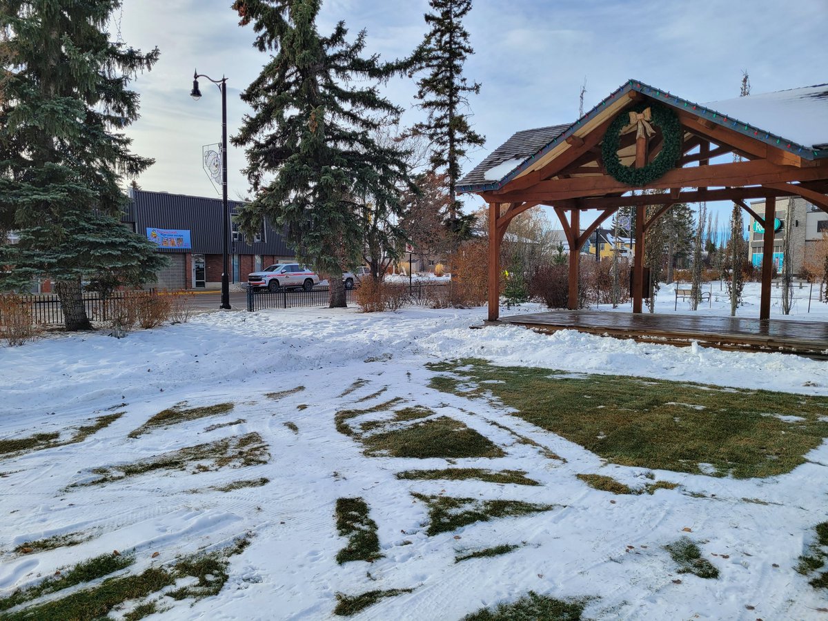 Great spot #5 to watch the <a href="/EchoEnergy14/">Echo Energy</a> Santa Claus 🧑‍🎄 parade in the <a href="/CityofLacombe/">City of Lacombe 🇨🇦</a>. The LMC courtyard. Fire dancers, markets, tree lighting, it all happens here. Lots of people with lots of smiles. 🙂