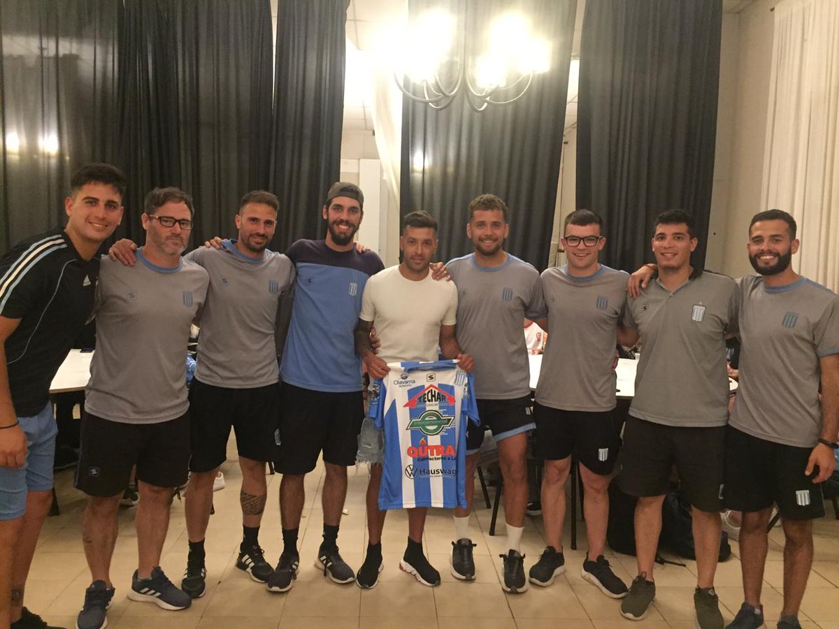 ClubFerroDeOlav's tweet photo. Anoche se realizó la cena de fin de año para las divisiones inferiores del club 🎊Fue una noche inolvidable para los chicos que fueron sorprendidos por dos jugadores profesionales vinculados con Ferro, Pepo De la Vega y Lucas Janson, quienes se sacaron fotos y firmaron autógrafos https://t.co/vcnherxAq6