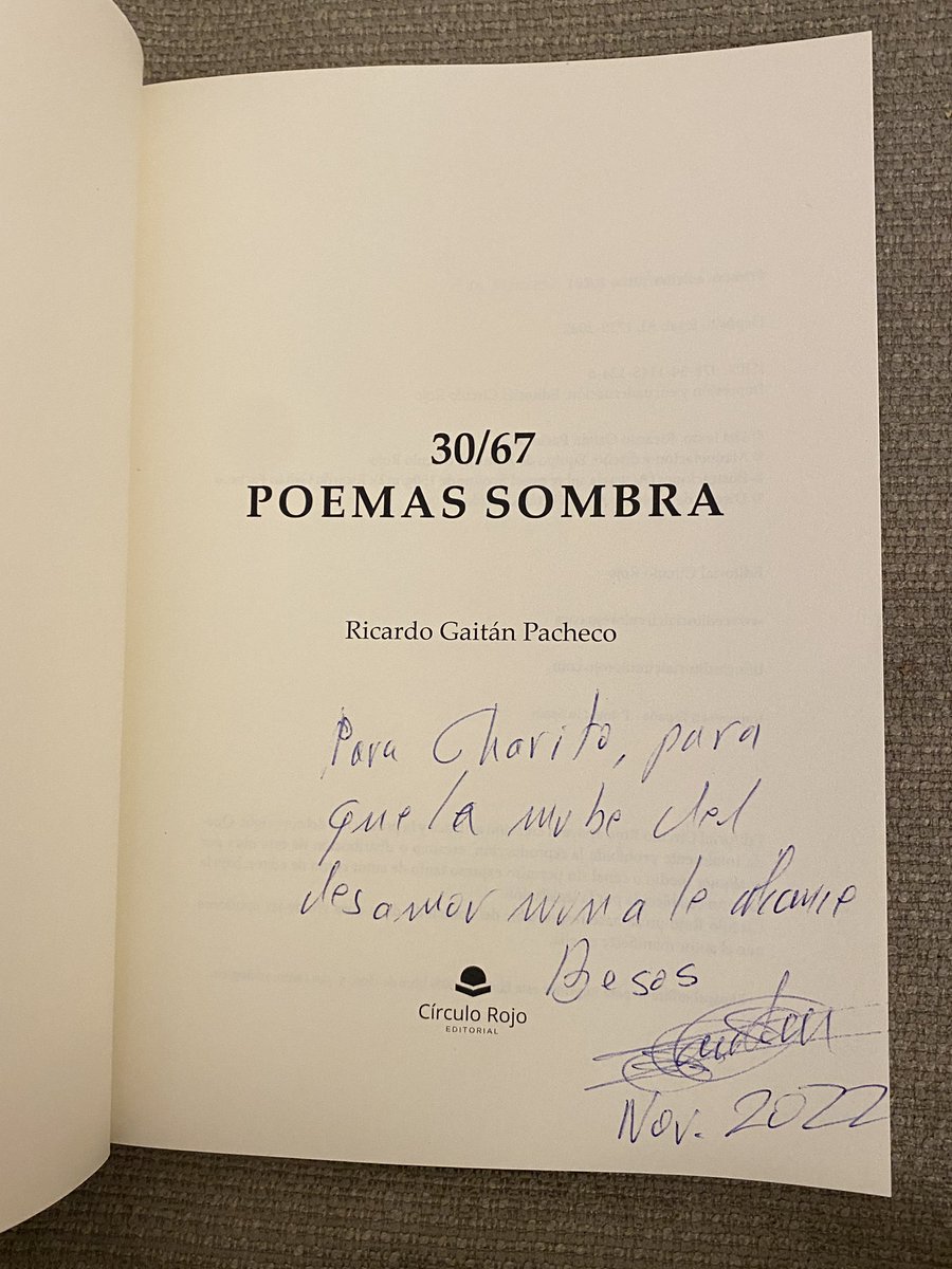 A una chica se le ha caido este libro nuevo en medio de Gran Vía, tiene una dedicatoria super bonita me da mucha pena porfa dadle rt a ver si la encuentro!! He preguntado pero no era de nadie :(