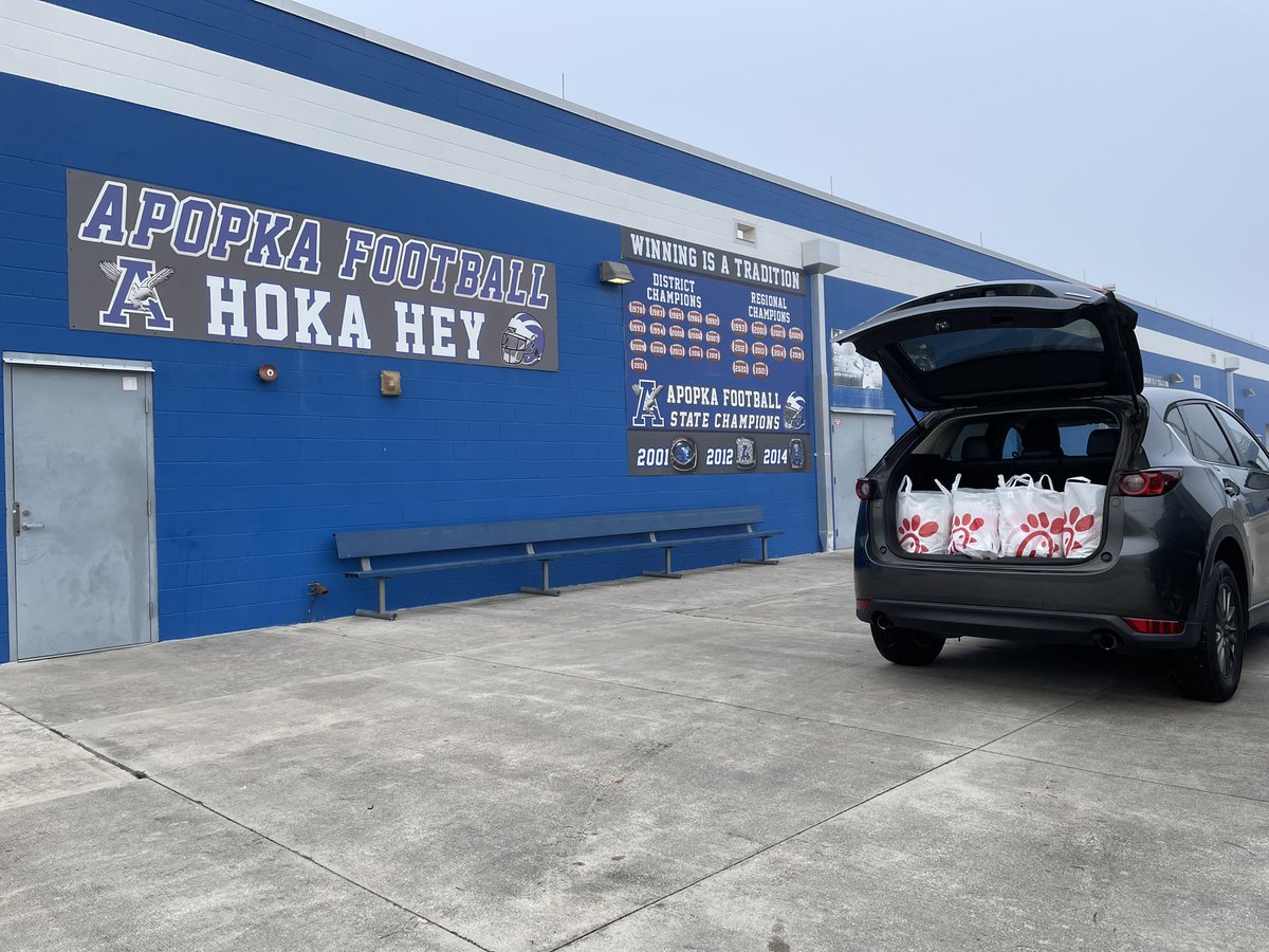 ApopkaFootball's tweet photo. Practicing on Thanksgiving means Chick-Fil-A chicken biscuits! Thank you Chick-fil-A Hunt Club in Apopka and donating parents for making it happen! #hokahey #apk https://t.co/RYWoPgNY7J