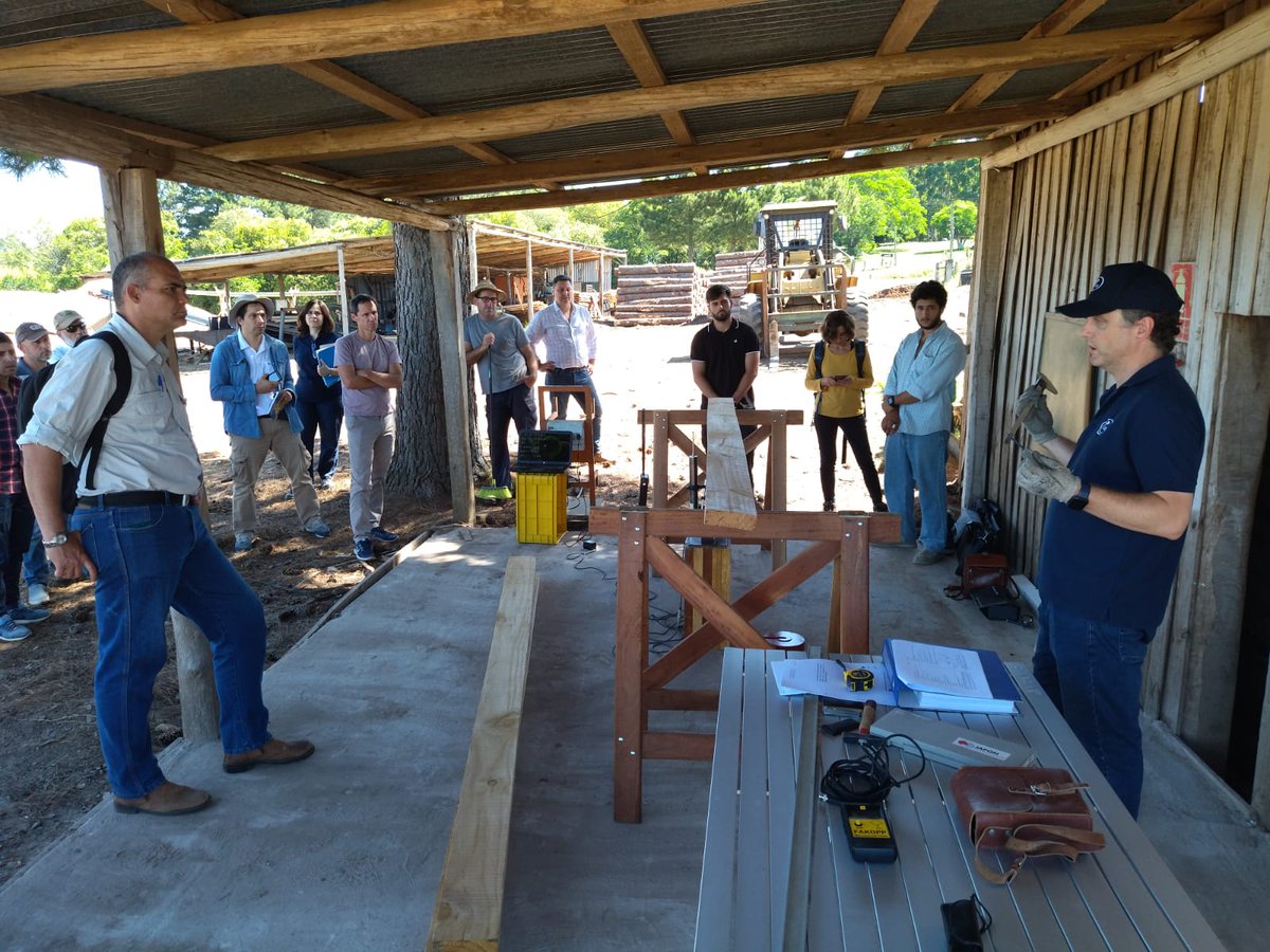 LATU_uy's tweet photo. #HOY continuamos con los talleres en #Rivera sobre clasificación de la madera para la #construcción orientados a #carpinterías, #aserraderos y #barracas. #Ahora en instancia práctica en aserradero #Nortimber. https://t.co/K16mWy3Asj