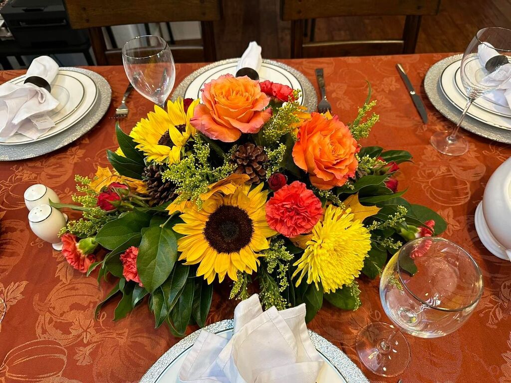 TeamPineappleAZ's tweet photo. Happy Thanksgiving Everyone! Love how this beautiful centerpiece from Allan's Flowers really makes the table! Enjoy your holiday with family and friends! https://t.co/wqLxUXUfWL