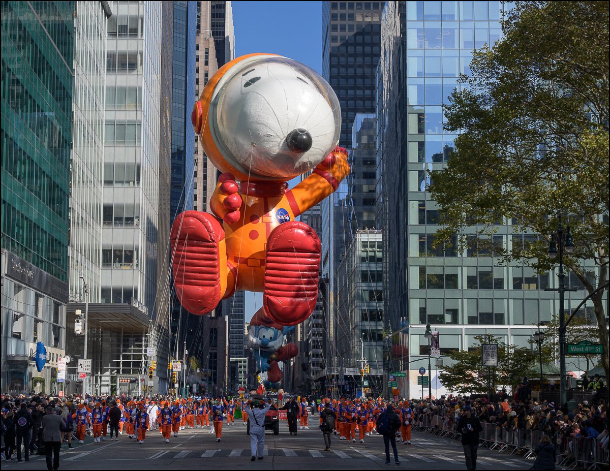 NASAJohnson's tweet photo. Astronaut Snoopy flying high in the #MacysThanksgivingDayParade and around the Moon as a zero gravity indicator for the @NASAArtemis I mission 🦃 https://t.co/KlPAwcCNYH