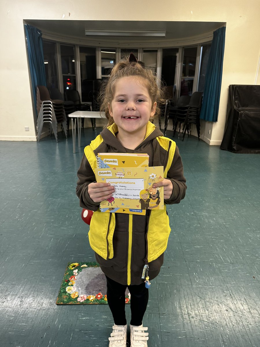 Poppy became an official brownie tonight <a href="/HowardJuniorSch/">HowardJuniorSchool </a> @Dahl_ClassHJS  and earned two new badges 😀