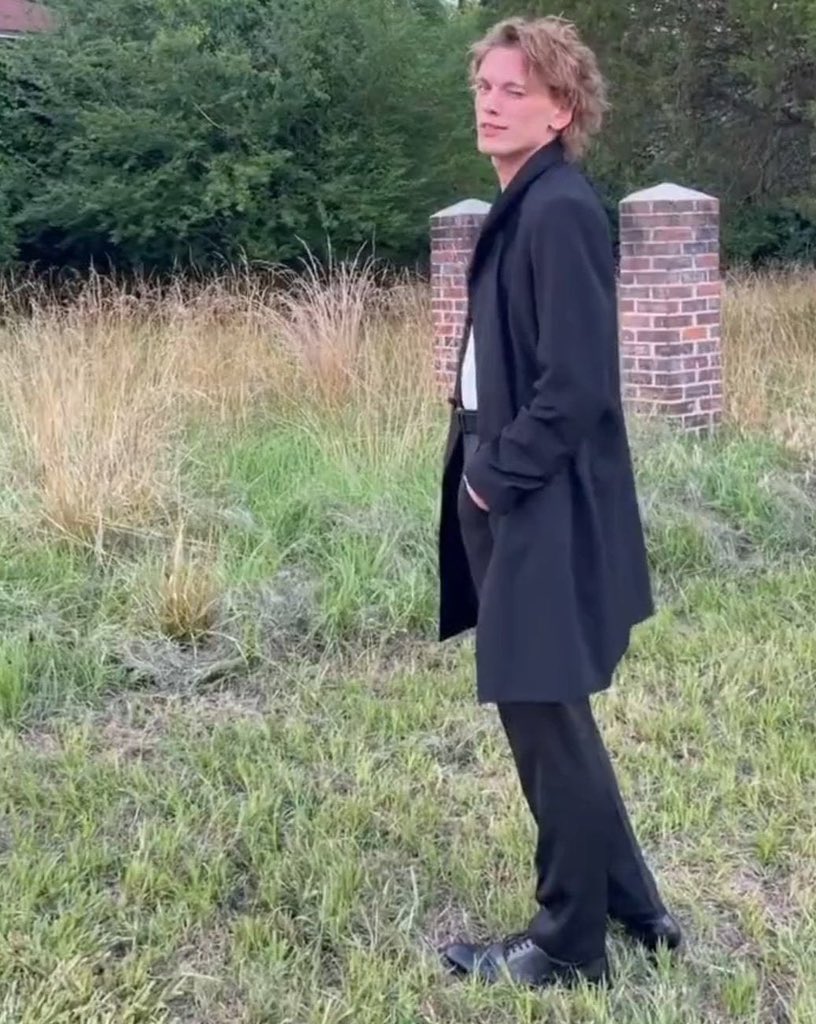 jamiesthinker's tweet photo. pov: you are looking at jamie campbell bower in english-boy era https://t.co/x2FeMRzy3k