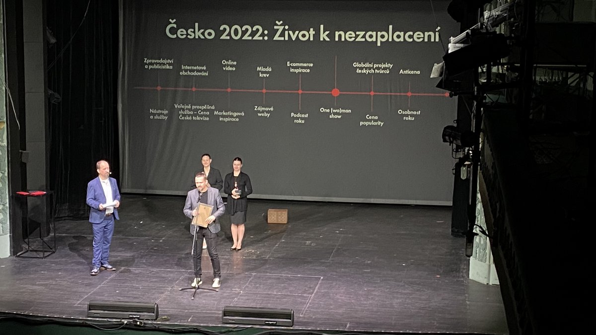 Kristalovka's tweet photo. V kategorii Obsahová inspirace získává Křišťálovou Lupu projekt zaměřený na ekonomický vývoj domácností Česko 2022: Život k nezaplacení. @CRozhlas  #kristalovka https://t.co/61nSc8z3PH