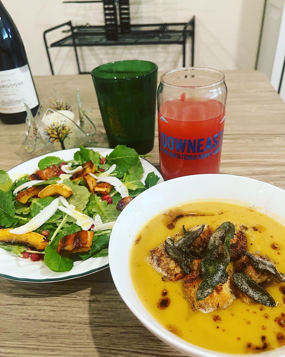 CatieCooks's tweet photo. Lunch today is winter squash soup and harvest salad. Brown butter, sage, and croutons got me like 😍#Thanksgiving https://t.co/IC3m49v7k2