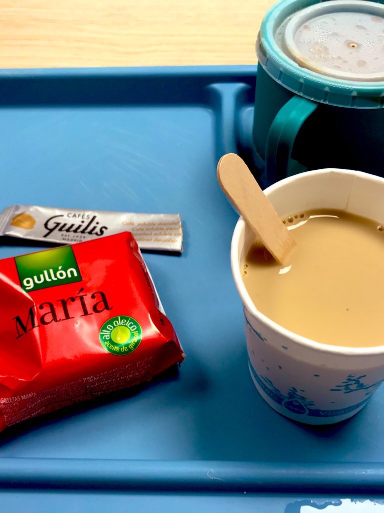 AinaCMora's tweet photo. Estar ingressada a urgències i que te duguin aquest berenar (17h): cafè amb llet normal (els he fet pena per s’embaràs i me l’han canviat a descafeïnat) i paquetet de galletes maria (amb gluten obvi) 🥲 no havia menjat res des de les 8am #todobien https://t.co/0IIxhC2cDJ