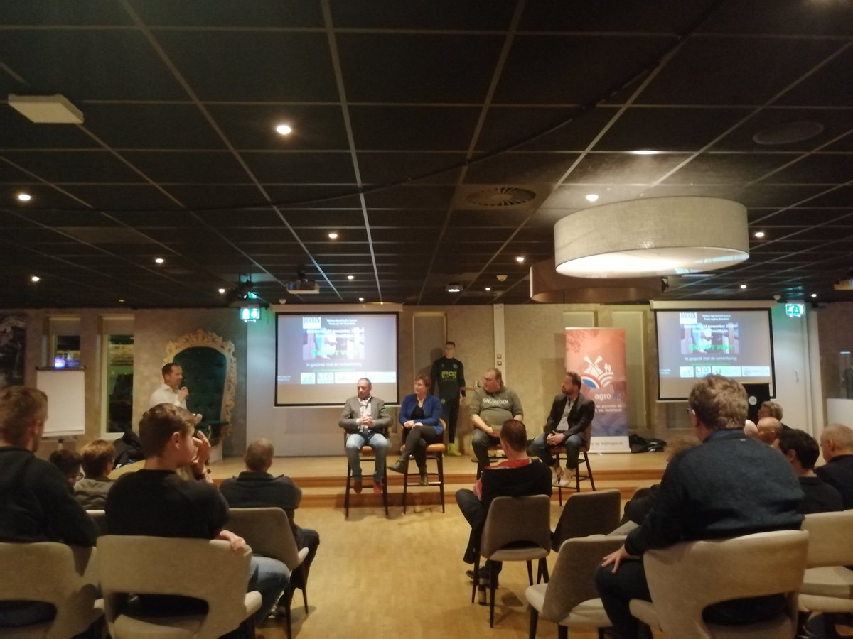 In debat 🔛 "kop d'r veur" 

In gesprek met elkaar en vooruit kijken ipv de bekende 'zorgen voor morgen'

Top georganiseerd door <a href="/BoerenvanNL/">Boeren van Nederland</a> 

Met <a href="/Geertjan_Oxe/">Geertjan Kloosterboer</a> en <a href="/JeanetBrandsma/">Jeanet Brandsma</a> in het panel