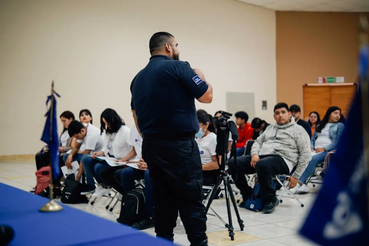 univer_colima's tweet photo. Para finalizar la jornada del día, nos acompañaron elementos de la policía cibernética del estado de Colima, esto dentro del marco de nuestro XV Congreso Nacional de Juicios Orales. #UniverColimaSiSoy 🙌🏻💙 https://t.co/ev4H8tFjOH