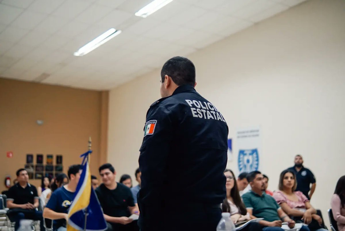 univer_colima's tweet photo. Para finalizar la jornada del día, nos acompañaron elementos de la policía cibernética del estado de Colima, esto dentro del marco de nuestro XV Congreso Nacional de Juicios Orales. #UniverColimaSiSoy 🙌🏻💙 https://t.co/ev4H8tFjOH
