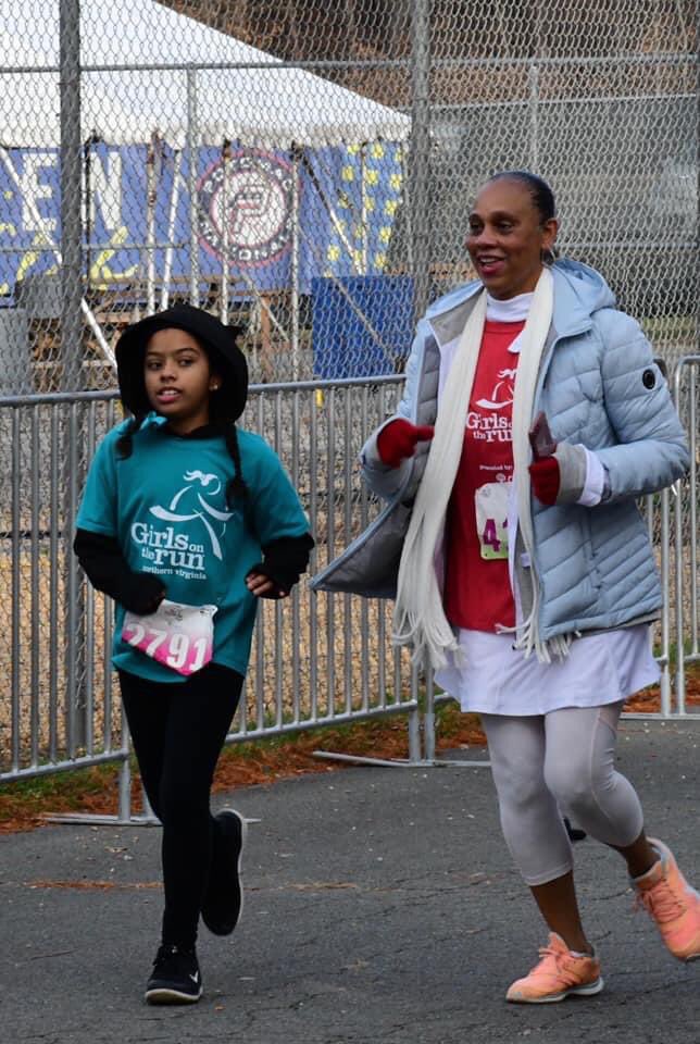 VandanaDHarris's tweet photo. We are so thankful to Dr. Carter(assistant principal) for being my Vedikaโs @GOTRNOVA Buddy Runner. ๐๐ฝโโ๏ธ๐๐ฝโโ๏ธ๐ฏโโ๏ธ๐๐๐ฝโโ๏ธ
What an amazing experience for the girls of @RiverOaksPWCS to run with inspirational educators of our school.
#Dolphinforlife ๐ฌ
@PWCSNews https://t.co/lEYBlyG0ke