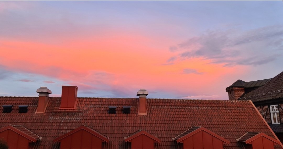 Bilden får beskriva den tragiska nyheten om Börje Salmings bortgång. Den visar att himlen både kan vara vacker och sorgsen. Vila i frid, Börje Salming! Hoppas internet översvämmas av positiva minnen om Börjes goda gärningar för idrotten och hur han påverkade många människor. 🏆🏒