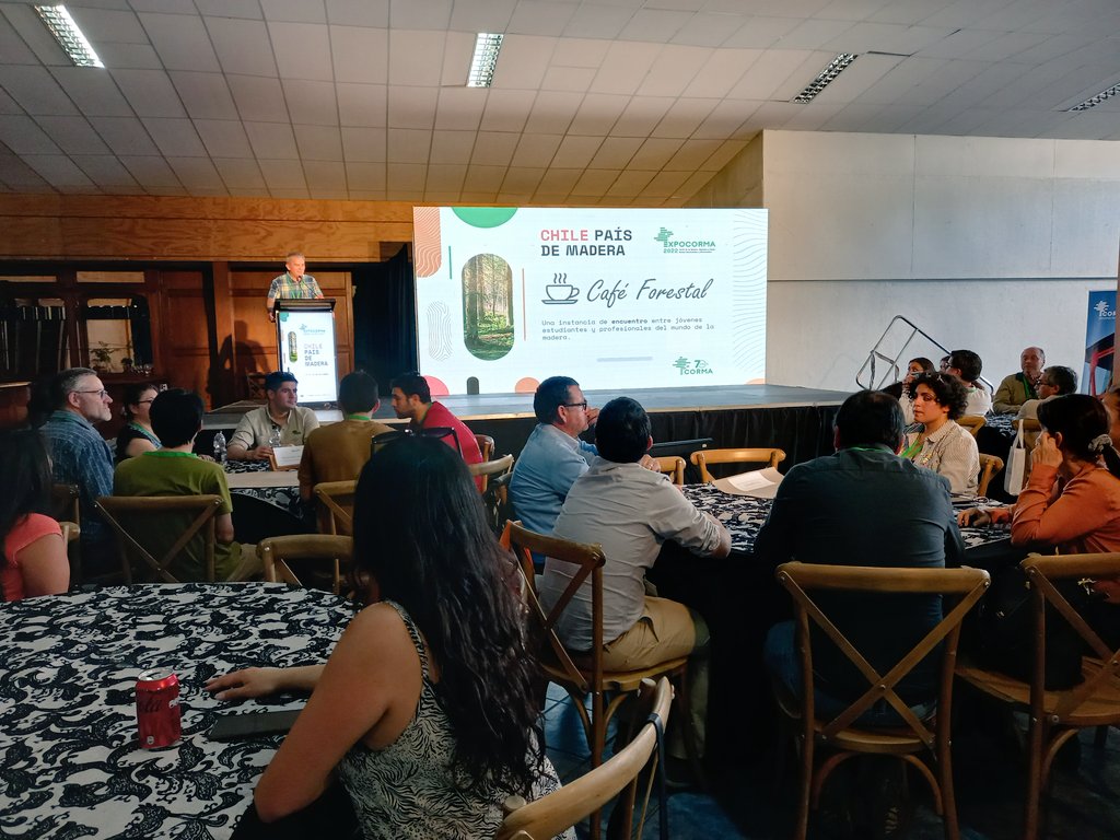 CONAFBiobio's tweet photo. 🔵CORONEL | Estudiantes de ingeniería forestal y de otras carreras participan en un encuentro donde se abordan diversos temas del área forestal, en el marco de la Feria #Expocorma 2022.
📌Nuestro director regional, Rodrigo Jara, modera mesa sobre bosque nativo. https://t.co/hipt3CfvRl