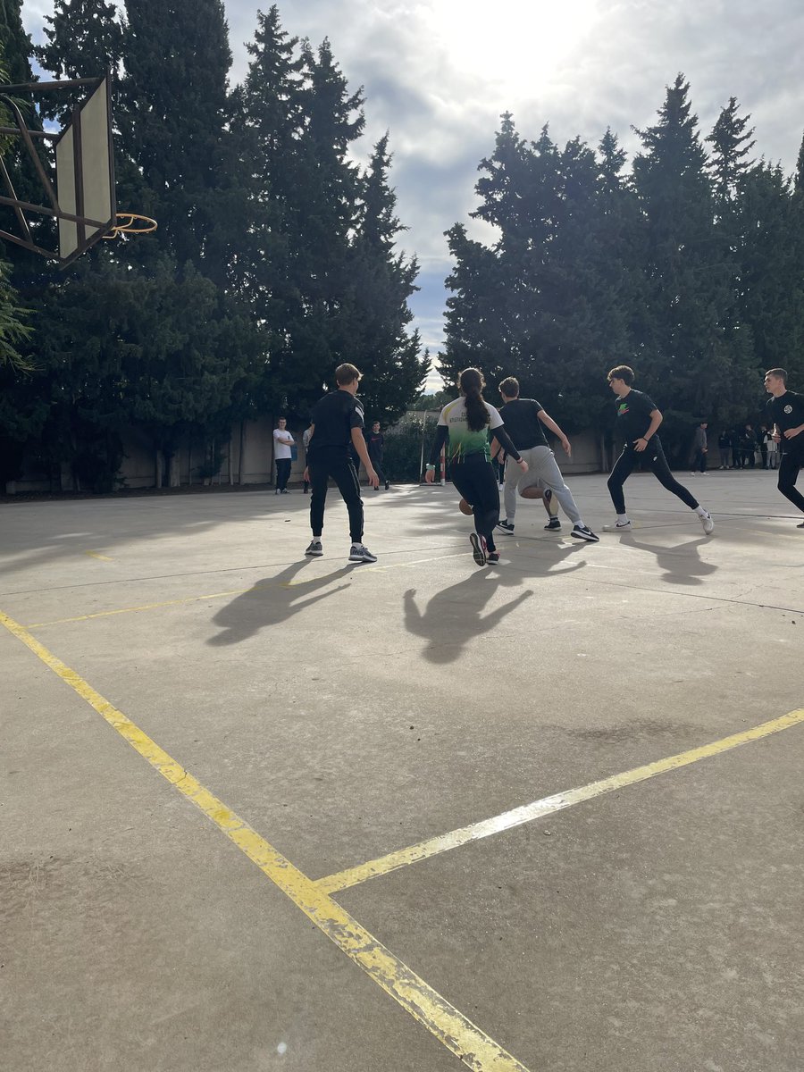 iesjoseplanes's tweet photo. Dentro de las actividades de los recreos activos, comenzamos el lunes pasado el campeonato de baloncesto 3x3. #GoPlanes. https://t.co/tLFEGNmH4U