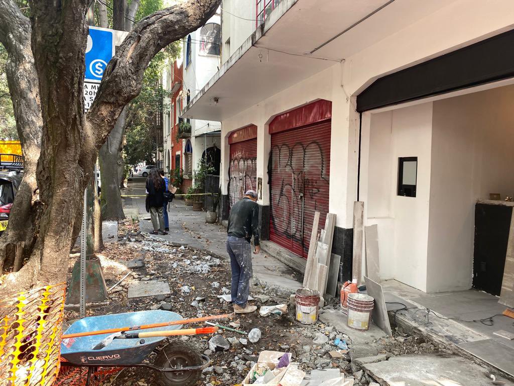 Buenas tardes, alcladesa <a href="/SandraCuevas_/">Sandra Cuevas</a> En Plaza Popocatépetl #35 están remodelando SIN PERMISO. Además, rompiendo banqueta SIN PERMISO. Se les ha dicho que hay obra en proceso con recurso de parquímetros pero parece no importarles. Solicitamos respetuosamente su intervención