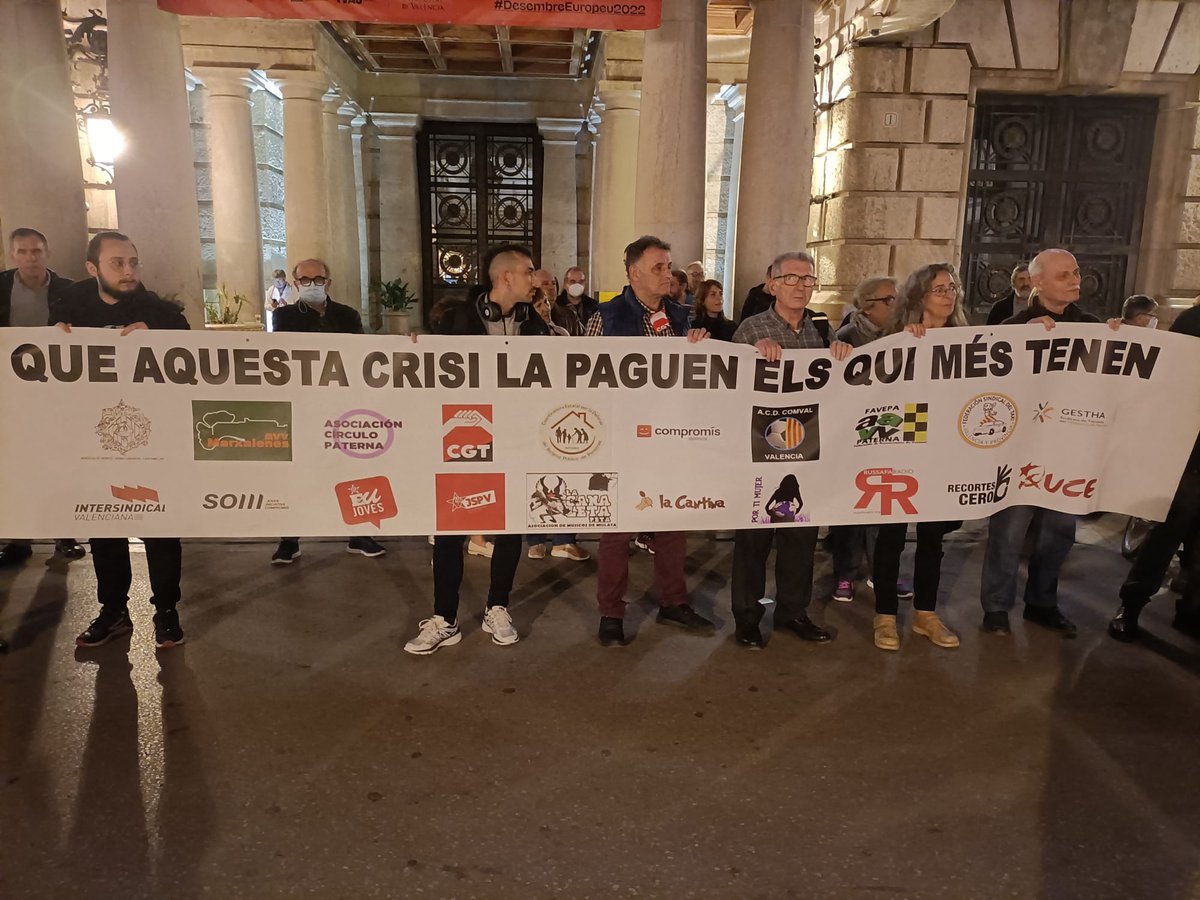 leonbacall's tweet photo. Representants de 21 organitzacions s'hem unit per defençar que paguen la crisi els qui més tenen. Però no qui té més, sino els dels beneficis disparatats en moments de crisi.

Hui a la Plaça de l'Ajuntament de València

És important #RedistribuirLaRiquesa i és important la unitat https://t.co/2BBHwsuq50