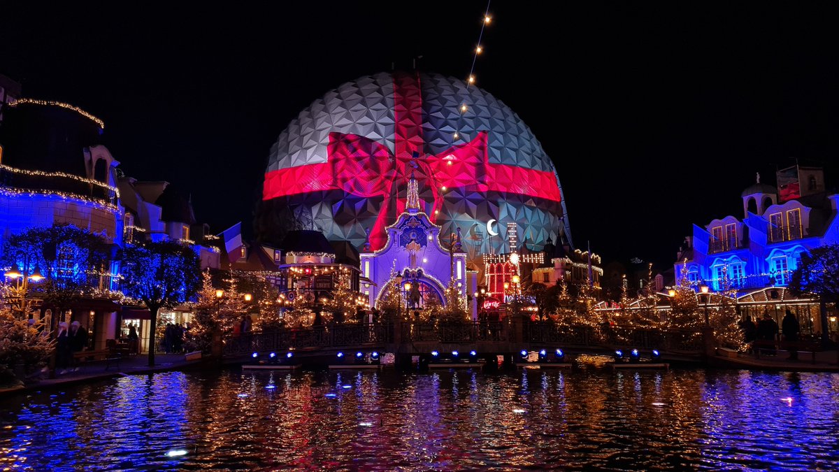 LindavDijk's tweet photo. Er waren lampjes, en kerstbomen, en achtbanen, en een blije Linda 🤩 #europapark https://t.co/7K73EIxRBc