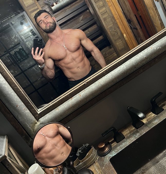 Check out my gorgeous babe @xavier_rob17 and his 🔥 new vid https://t.co/KuMqepDRz9 https://t.co/rR69<a class="tags" href="/tag/xavier_rob17">@xavier_rob17</a>