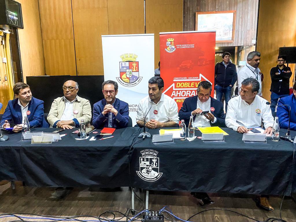 faperez71's tweet photo. Hoy dimos un paso importante en concretar la DOBLE VIA, Constitución/San Javier, este proyecto de largo aliento generará condiciones de seguridad vial, permitirá el traslado productivo y nos permite una Ruta adecuado para el Turismo, @mop_maule @mop_chile
#dovleviahora https://t.co/nTxSsUpt0G