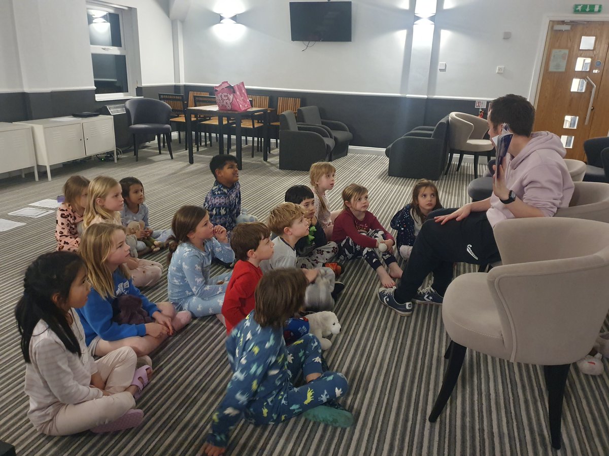 boothamjunhead's tweet photo. Tummies full of hot chocolate, so now it's storytime before bed. https://t.co/8IEBN8oRGl