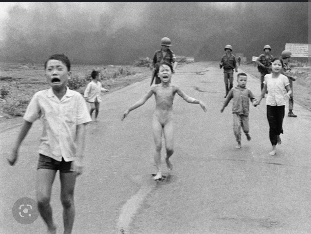 ccPinachet's tweet photo. Poveri bambini che fuggono dai bombardamenti con il #napalm dei terroristi russi. Erano russi, vero? https://t.co/y4fdg4lUSm
