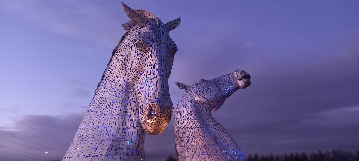 Stopped at Kelpies around sunset. Couldn't resist taking a pic.
#kelpies #TheKelpies #falkirk #sunset