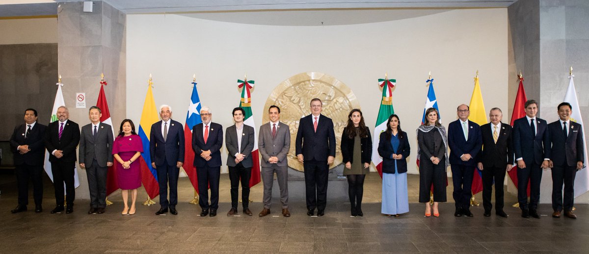 El Consejo de Ministros de la #AlianzaDelPacífico recibió a representantes de Costa Rica, Canadá, Corea, Singapur y Honduras con miras a fortalecer los lazos de cooperación y amistad. 
🤳 Compartimos la foto de familia.