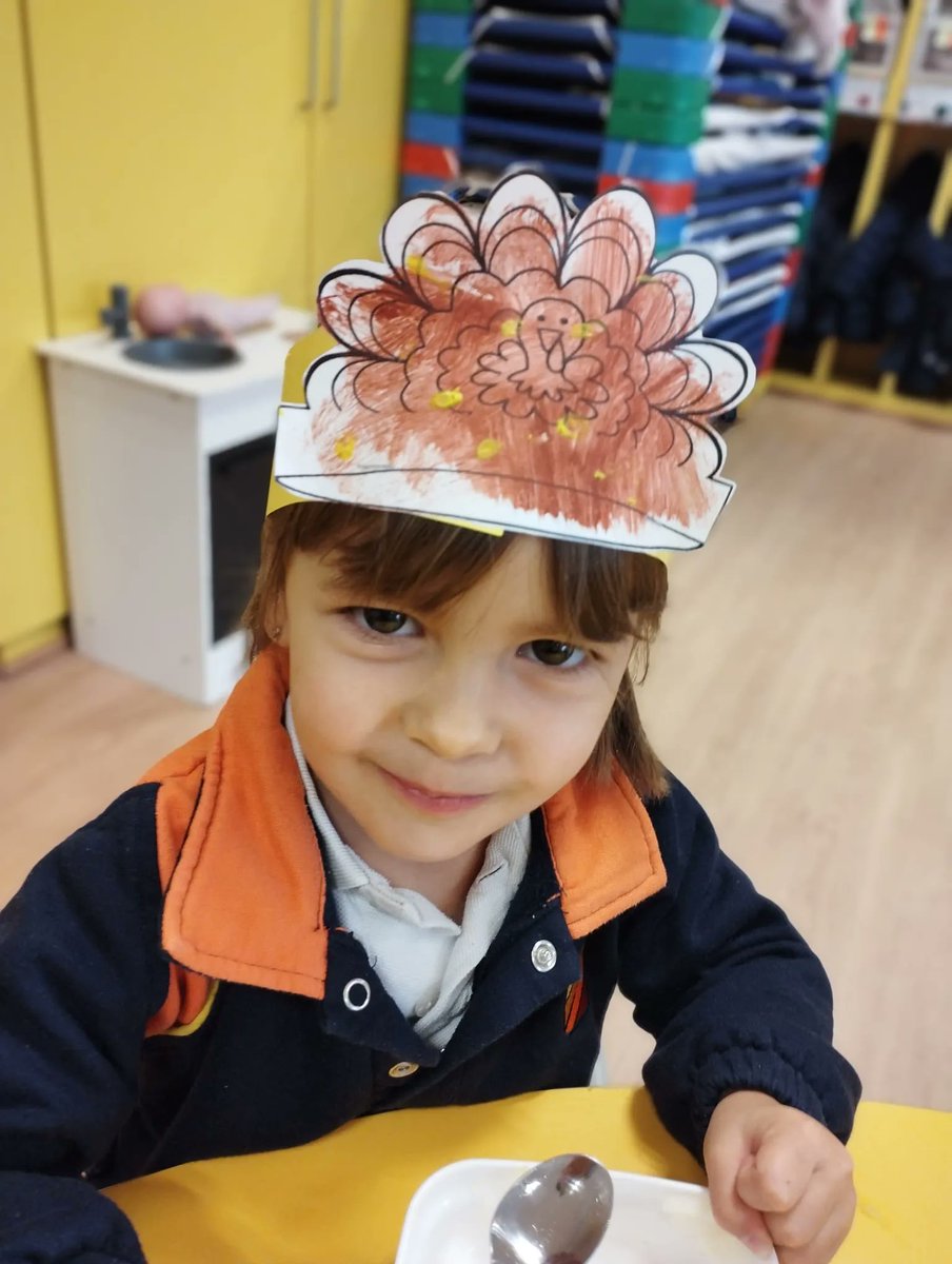 AlboradaColegio's tweet photo. ¡Hoy celebramos Thanksgiving 🦃!
Nuestra auxiliar nativa ha venido a contarnos acerca de esta celebración.
Nos ha contado cuentos, hemos cantado canciones y hemos pintado a nuestro propio pavo.
#InfantilAlborada #thanksgiving #gratitud #valores #lovekids #teachingwithlove https://t.co/qI0BjjA8fA
