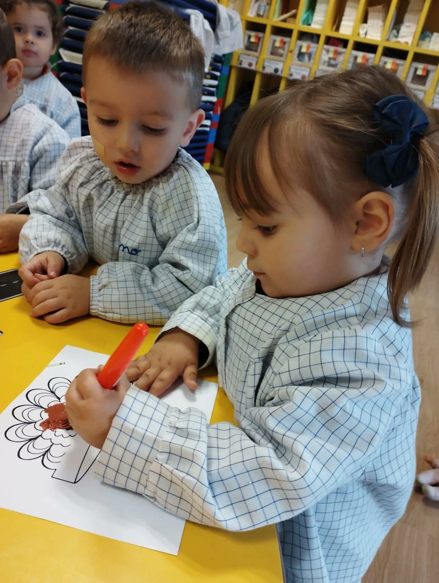 AlboradaColegio's tweet photo. ¡Hoy celebramos Thanksgiving 🦃!
Nuestra auxiliar nativa ha venido a contarnos acerca de esta celebración.
Nos ha contado cuentos, hemos cantado canciones y hemos pintado a nuestro propio pavo.
#InfantilAlborada #thanksgiving #gratitud #valores #lovekids #teachingwithlove https://t.co/qI0BjjA8fA
