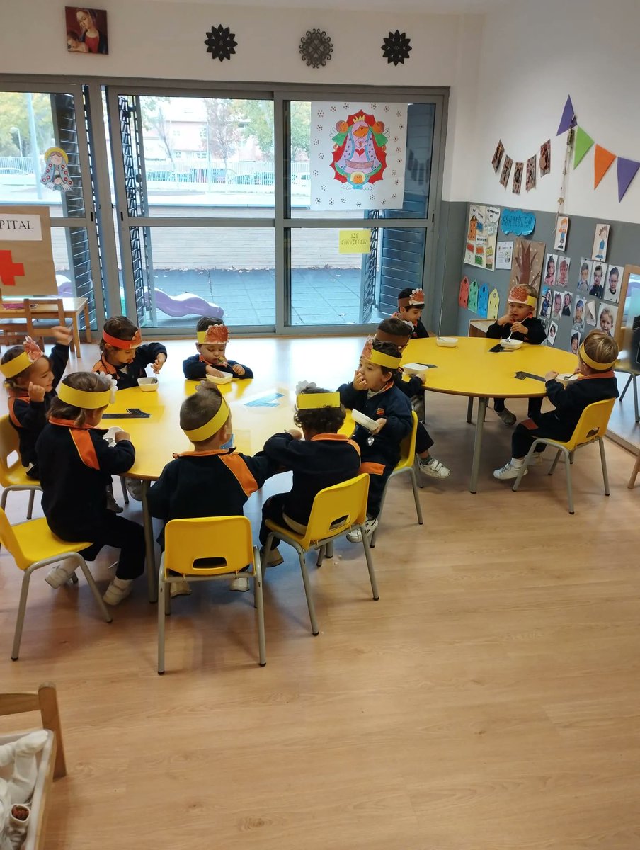 AlboradaColegio's tweet photo. ¡Hoy celebramos Thanksgiving 🦃!
Nuestra auxiliar nativa ha venido a contarnos acerca de esta celebración.
Nos ha contado cuentos, hemos cantado canciones y hemos pintado a nuestro propio pavo.
#InfantilAlborada #thanksgiving #gratitud #valores #lovekids #teachingwithlove https://t.co/qI0BjjA8fA