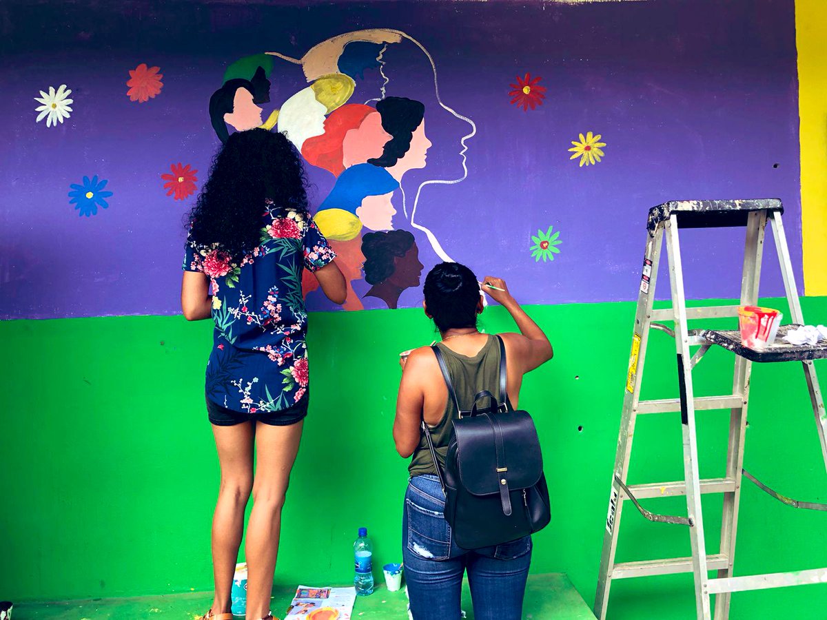 LoureiroMag's tweet photo. Street art shapes and constructs new cultural and social discourses.
@acnurpanama, the municipality of @alchorrera, and refugee and host communities are painting 🎨 the streets of 🇵🇦 to empower women, men and children against gender-based violence✋🏽
#NoLoNormalices #NiUnaMenos https://t.co/6Old6BBtVs