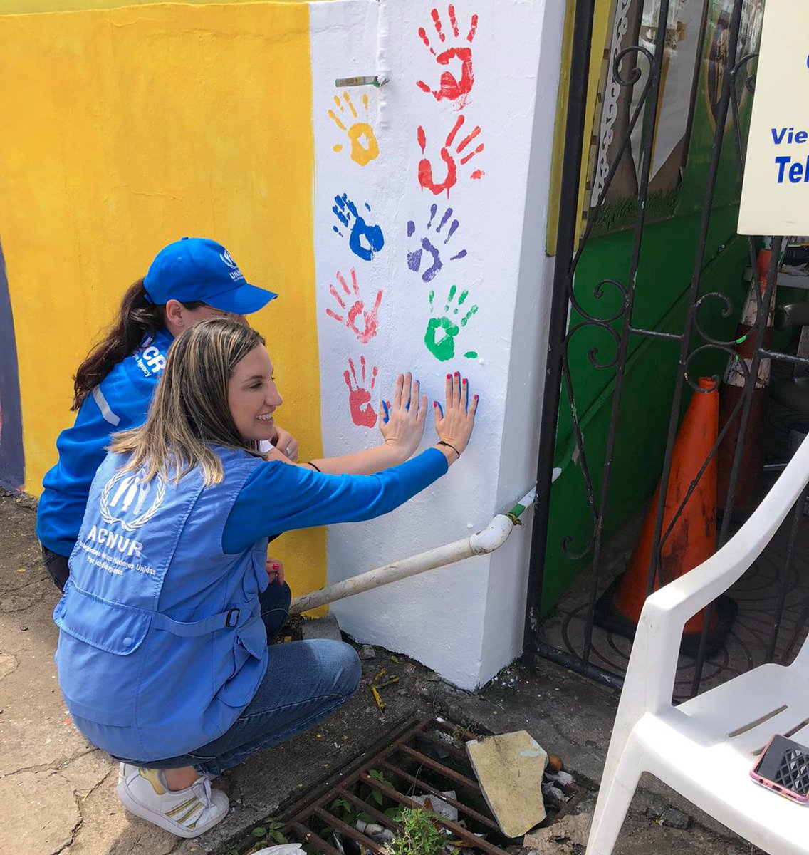 LoureiroMag's tweet photo. Street art shapes and constructs new cultural and social discourses.
@acnurpanama, the municipality of @alchorrera, and refugee and host communities are painting 🎨 the streets of 🇵🇦 to empower women, men and children against gender-based violence✋🏽
#NoLoNormalices #NiUnaMenos https://t.co/6Old6BBtVs
