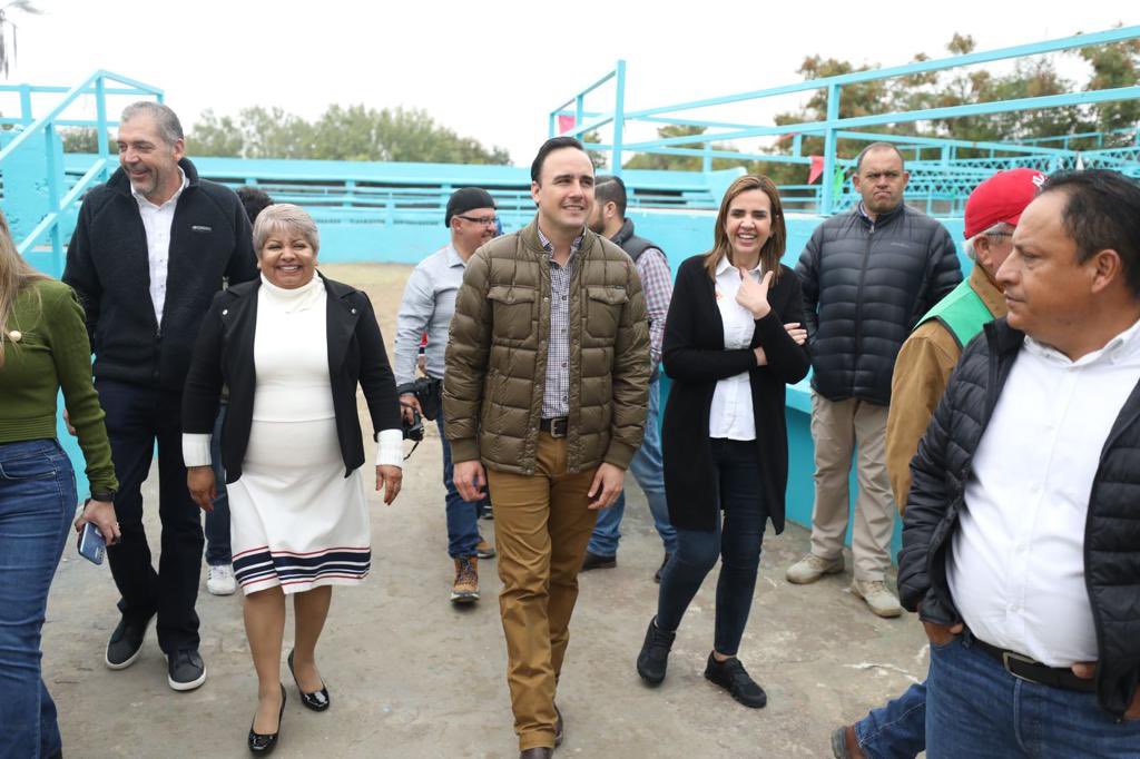 manolojim's tweet photo. Llegamos a #Candela con los programas de la “Mera Mera Mejorada” de techos, cemento, pintura e impermeabilizante, y junto con la alcaldesa dimos el banderazo al arranque del programa de bacheo. A través de #MejoraCoahuila estamos llegando a todo nuestro estado con acciones (1/2) https://t.co/wyjZe0mkz5