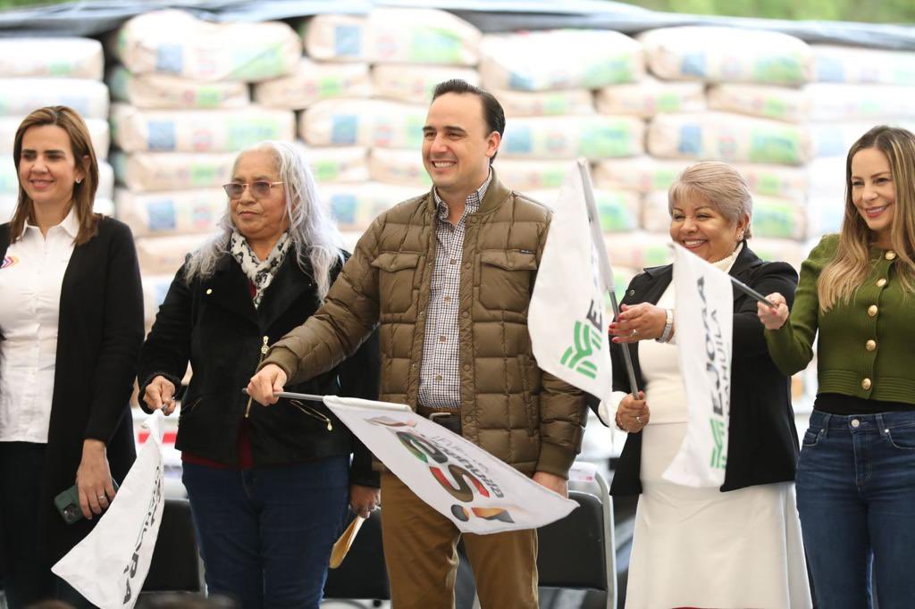 manolojim's tweet photo. Llegamos a #Candela con los programas de la “Mera Mera Mejorada” de techos, cemento, pintura e impermeabilizante, y junto con la alcaldesa dimos el banderazo al arranque del programa de bacheo. A través de #MejoraCoahuila estamos llegando a todo nuestro estado con acciones (1/2) https://t.co/wyjZe0mkz5
